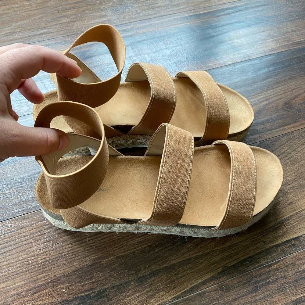 Nature Breeze Strappy Platform Sandals - Picture 3 of 5